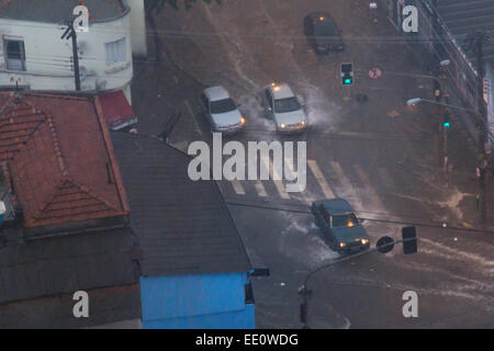 Sao Paulo, Brésil. 12 janvier 2015. De fortes pluies ont causé des inondations dans les rues du quartier de Liberdade pendant l'après-midi de ce lundi dans le centre-ville de Sao Paulo. Credit: Andre M. Chang/Alamy Live News Banque D'Images