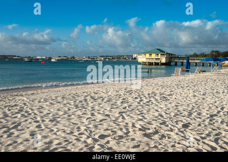 Plage de sable blanc de plage de Brownes et plage de galets sur la côte sud de la Barbade aux Antilles - EDITORIAL UTILISEZ UNIQUEMENT Banque D'Images