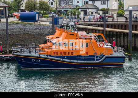 Bateaux de sauvetage de la RNLI amarrés dans le port de Falmouth au cours de la régate des grands voiliers 2014 - EDITORIAL UTILISEZ UNIQUEMENT Banque D'Images