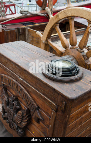 Navires boussole et roue sur le pont d'un vieux navire à voile grand voilier - EDITORIAL UTILISEZ UNIQUEMENT Banque D'Images