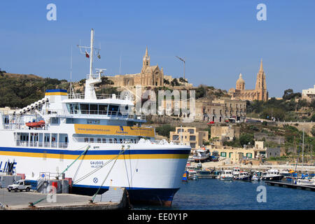 Ferry à quai, dans le Port de Mgarr, Gozo sur une journée ensoleillée. Banque D'Images