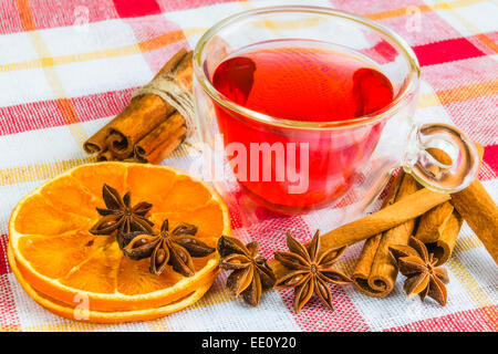 Quelques étoiles d'anis, cannelle cassia, séchés anneaux orange et plateau de fruits sur la nappe Banque D'Images