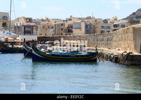 Bateau de pêche traditionnelle maltaise dans le port, Malte Banque D'Images