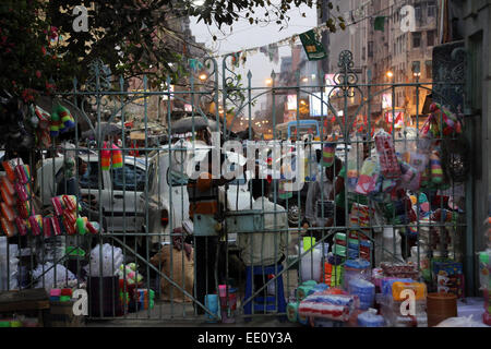 Dark city floue du trafic en mouvement à la fin de soirée sur les rues le 10 février 2014 à Kolkata Banque D'Images