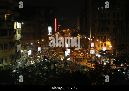 Dark city floue du trafic en mouvement à la fin de soirée sur les rues le 10 février 2014 à Kolkata Banque D'Images