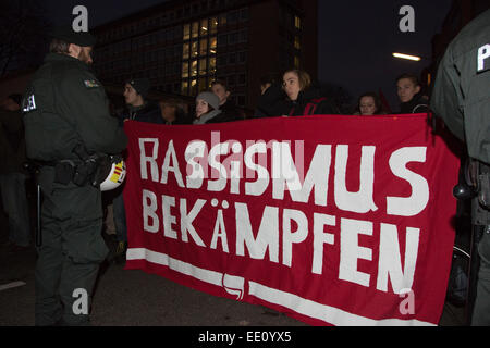 05/01/2015. Cologne, Allemagne. Sur la photo : lutter contre les manifestants. Environ deux cents manifestants de droite suivie d'un appel d'demonstate contre l'islamisation de l'Europe à Cologne, en Allemagne. KÖGIDA les manifestants étaient beaucoup plus nombreux que par des milliers de manifestants de gauche. Cela suit l'PEGIDA manifestations à Dresde que continuer à attirer un grand nombre d'adeptes. PEGIDA signifie "Contre l'islamisation européenne patriotique de l'Europe". En guise de protestation, la cathédrale de Cologne - habituellement éclairés la nuit sombre, sont restés pour protester contre ce mouvement. Banque D'Images