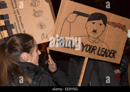 05/01/2015. Cologne, Allemagne. Sur la photo : lutter contre les manifestants. Environ deux cents manifestants de droite suivie d'un appel d'demonstate contre l'islamisation de l'Europe à Cologne, en Allemagne. KÖGIDA les manifestants étaient beaucoup plus nombreux que par des milliers de manifestants de gauche. Cela suit l'PEGIDA manifestations à Dresde que continuer à attirer un grand nombre d'adeptes. PEGIDA signifie "Contre l'islamisation européenne patriotique de l'Europe". En guise de protestation, la cathédrale de Cologne - habituellement éclairés la nuit sombre, sont restés pour protester contre ce mouvement. Banque D'Images