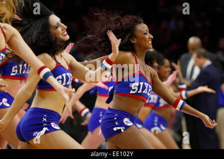 10 janvier 2015 : Philadelphia 76ers Dream Team effectue au cours de la NBA match entre les Indiana Pacers et les Philadelphia 76ers au Wells Fargo Center de Philadelphie, Pennsylvanie. Les Philadelphia 76ers a gagné 93-92. Banque D'Images