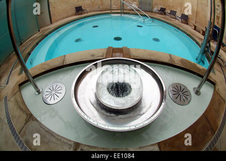 Thermae Bath Spa, qui utilise les eaux de source naturelle d'eau chaude dans la baignoire. Banque D'Images