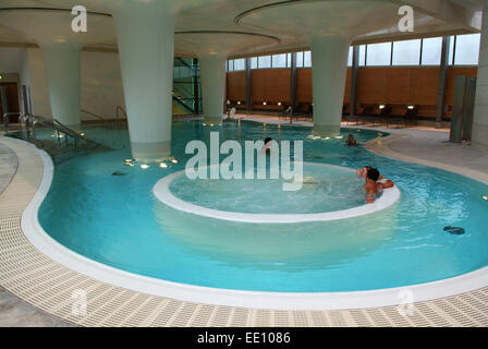 Thermae Bath Spa, qui utilise les eaux de source naturelle d'eau chaude dans la baignoire. Banque D'Images