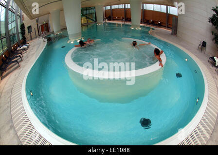 Thermae Bath Spa, qui utilise les eaux de source naturelle d'eau chaude dans la baignoire. Banque D'Images