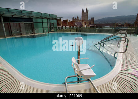 Thermae Bath Spa, qui utilise les eaux de source naturelle d'eau chaude dans la baignoire. Banque D'Images