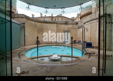 Thermae Bath Spa, qui utilise les eaux de source naturelle d'eau chaude dans la baignoire. Banque D'Images