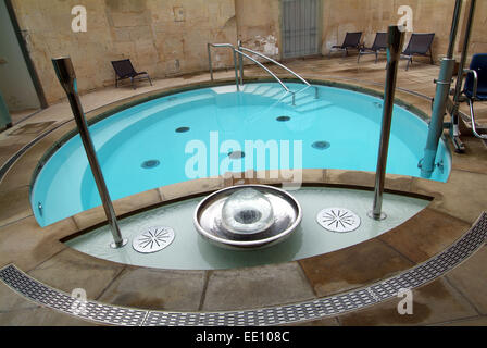 Thermae Bath Spa, qui utilise les eaux de source naturelle d'eau chaude dans la baignoire. Banque D'Images