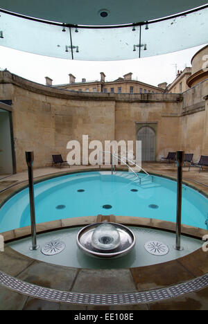 Thermae Bath Spa, qui utilise les eaux de source naturelle d'eau chaude dans la baignoire. Banque D'Images