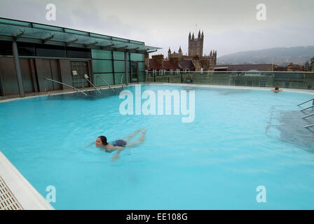 Thermae Bath Spa, qui utilise les eaux de source naturelle d'eau chaude dans la baignoire. Banque D'Images