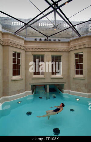 Thermae Bath Spa, qui utilise les eaux de source naturelle d'eau chaude dans la baignoire. Banque D'Images