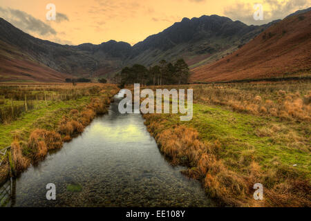 Warnscale Beck découlant de la montagne dans la lande à la Lake District Cumbria England UK Banque D'Images