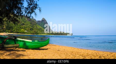 Pirogue à échoué à Tunnels Beach sur Kauai Banque D'Images