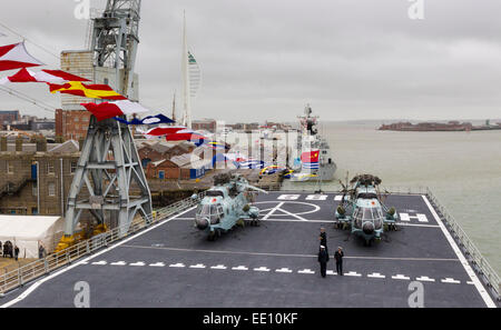 Sur le pont d'atterrissage des hélicoptères à bord du navire d'assaut naval chinois Chang Bai Shan à Portsmouth Base de la Royal Navy d'aujourd'hui. Banque D'Images