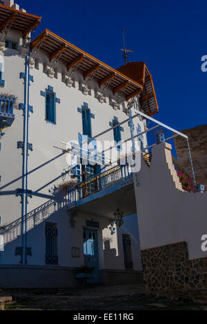 La Maison Bleue, moderniste Casa Serinyana ou Sa Casa Blaua, de Cadaqués, Catalogne, Espagne, conçu par Salvador Sellés i Baró. Banque D'Images