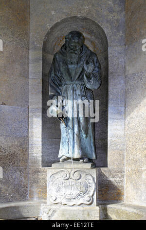 Deutschland, Bayern, Oberbayern, Altoetting, Bruder-Konrad Bruder-Konrad-Kirche,-Brunnen Banque D'Images