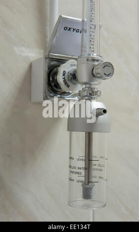 Closeup détail d'un compteur de débit de l'oxygène avec l'injecteur dans l'hôpital centre médical Banque D'Images