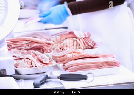 Dans la viande de porc de boucherie de l'industrie d'emballage Banque D'Images