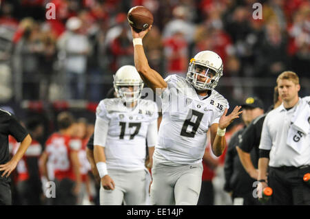 21 juillet 2015 - Fichier - gagnant du Trophée Heisman MARCUS MARIOTA a signé un contrat avec le Tennessee Titans mardi, devenant le dernier de la NFL's premier tour de draft picks pour finaliser son accord. L'ancien quart-arrière de l'Oregon devrait commencer immédiatement, avec l'échéancier du contrat maintenant le n°2 de sélection sur la voie pour ouvrir la saison 13 Septembre à Tampa Bay. Washington n'a pas annoncé le plan financier mais a dit qu'il a signé pour quatre ans. Sur la photo : le 12 janvier 2015, à Arlington, Texas - Oregon quarterback Marcus Mariota (8) jette une passer en échauffements arborant avant de jouer dans l'Ohio Banque D'Images