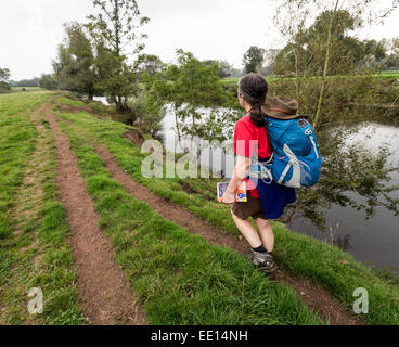 Randonneur avec carte de l'Ordnance Survey sur l'Usk Valley sentier, près de Llanellen, Pays de Galles, Royaume-Uni Banque D'Images