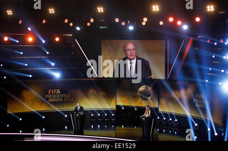 Zurich, Suisse. 12 Jan, 2015. Le président de la FIFA Sepp Blatter parle au cours de la FIFA Ballon d'Or, cérémonie de remise des prix au Kongresshaus de Zurich, Suisse, le 12 janvier 2015. Credit : Zhang Fan/Xinhua/Alamy Live News Banque D'Images