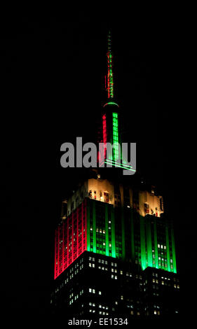 Manhattan, New York, USA. 12 Jan, 2015. L'Empire State Building tower sont allumés pour tonight's College Football National Championship match entre le No 2 de l'Oregon (vert) et n° 4 (rouge) de l'état de l'Ohio, le lundi, Janvier 12, 2015. Credit : Bryan Smith/ZUMA/Alamy Fil Live News Banque D'Images