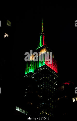 Manhattan, New York, USA. 12 Jan, 2015. L'Empire State Building tower sont allumés pour tonight's College Football National Championship match entre le No 2 de l'Oregon (vert) et n° 4 (rouge) de l'état de l'Ohio, le lundi, Janvier 12, 2015. Credit : Bryan Smith/ZUMA/Alamy Fil Live News Banque D'Images