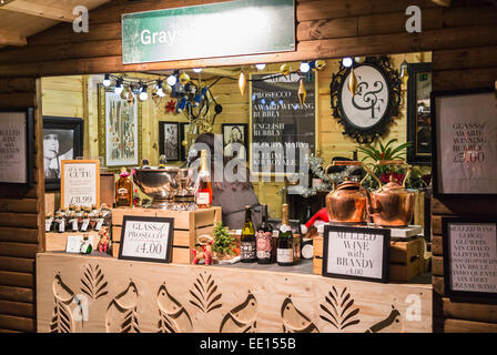 Bloquer la vente de vin chaud avec du cognac et de Prosecco à la traditionnelle fête de l'hiver Southbank Centre et Marché de Noël, Embankment, London Banque D'Images