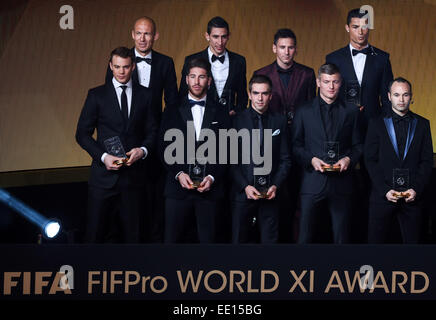 Zurich, Suisse. 12 Jan, 2015. Gagnants de la FIFPro WORLD XI Award de la FIFA de l'année 2014 : Manuel Neuer, Sergio Ramos, Philipp Lahm, Toni Kroos et Andres Iniesta(première rangée de gauche à droite), Arjen Robben, Angel Di Maria, Lionel Messi et Cristiano Ronaldo(rangée arrière de gauche à droite), posent avec leurs trophées au cours de la FIFA Ballon d'Or, cérémonie de remise des prix au Kongresshaus de Zurich, Suisse, le 12 janvier 2015. Credit : Zhang Fan/Xinhua/Alamy Live News Banque D'Images