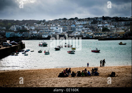 Groupe de grande famille de Porthmeor Beach, St Ives en Cornouailles, Royaume-Uni Banque D'Images