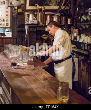 Un dessin à Half-Pint McSorley's Old Ale House. Le barman tire un verre de bière à la pression à l'extrémité de la barre Banque D'Images