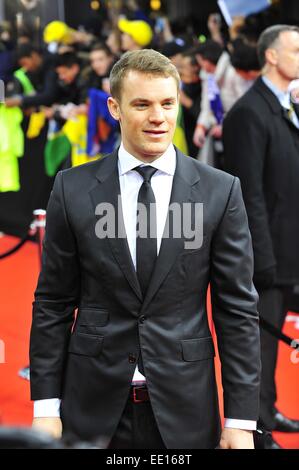 Zurich, Suisse. 12 Jan, 2015. MANUEL NEUER pose pour des photos avec des fans alors que de signer des autographes sur le tapis rouge lors de l'arrivée pour 2014 FIFA Ballon d'or au Gala Kongresshaus de Zurich. Credit : Marcio Machado/ZUMA/Alamy Fil Live News Banque D'Images