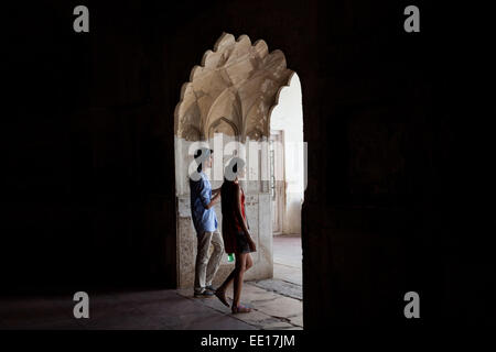 Couple à Fort Rouge, Agra. Banque D'Images