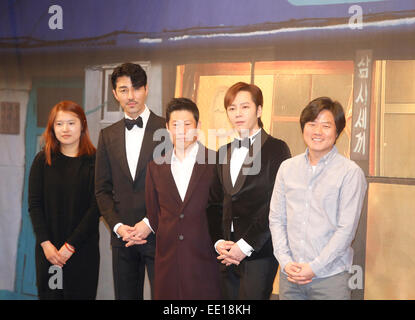 Shin Cha Seung-Won Hyo-Jeong, Yu, Noémie Lvovsky, Jang Keun-Suk et Na Young-Seok, Jan 09, 2015 : (L-R) producteur de télévision sud-coréenne Shin Hyo-Jeong Cha Seung-Won, comédien, acteur Yu Noémie Lvovsky, l'acteur et chanteur Jang Keun-Suk et producteur de télévision Na Young-Seok posent lors d'une conférence de presse pour "trois repas par jour", un spectacle de variété de tvN, CJ E&M, à Séoul, en Corée du Sud. © Lee Jae-Won/AFLO/Alamy Live News Banque D'Images