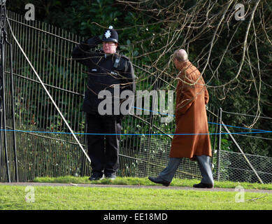 Sandringham, Norfolk, Royaume-Uni. 18 janvier, 2015. Le prince Philip et un policier à Sandringham . Sandringham, Norfolk, UK Banque D'Images