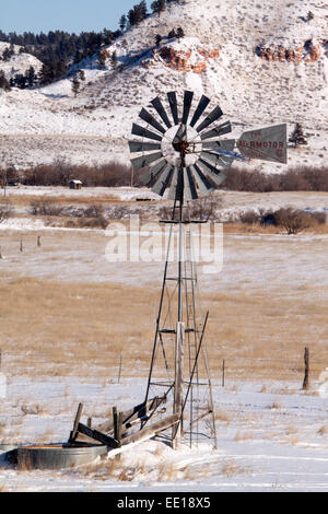 Old ranch moulin dans l'Est du Montana Banque D'Images