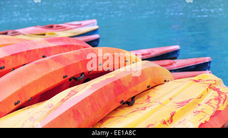 Kayaks colorés en jaune et rouge sur fond de l'eau de mer turquoise Banque D'Images