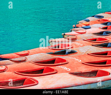 Kayaks colorés en jaune et rouge sur fond de l'eau de mer turquoise Banque D'Images