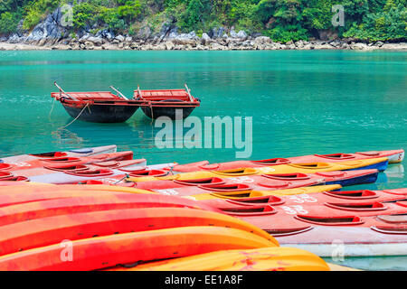 Kayaks colorés en jaune et rouge sur fond de l'eau de mer turquoise Banque D'Images