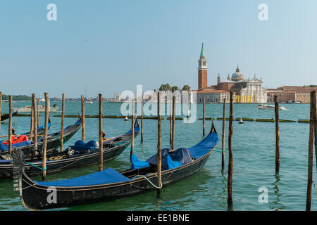 Gondoles, San Giorgio Maggiore vu de la Piazza San Marco, quartier de San Marco, Venise, Vénétie, Italie Banque D'Images