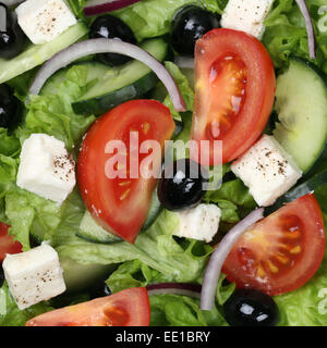 Salade grecque d'arrière-plan avec tomates, oignons, Feta et olives Banque D'Images