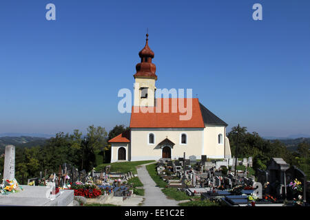 Avec la chapelle du cimetière de Saint Georges en Klanjecko Jezero, Croatie Banque D'Images