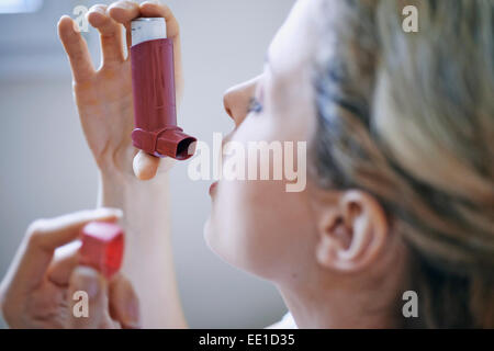Traitement de l'asthme, femme Banque D'Images