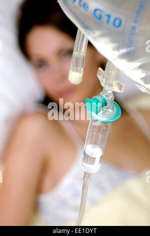 Femme avec un goutte-à-goutte Banque D'Images